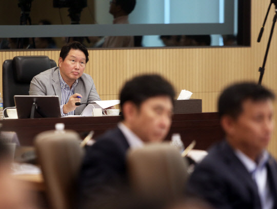 최태원 SK그룹 회장이 작년 6월 26일 경기도 이천 SKMS연구소에서 열린 '2018 확대경영회의'에서 계열사 최고경영자(CEO)들의 토론을 지켜보고 있다. <SK그룹 제공>